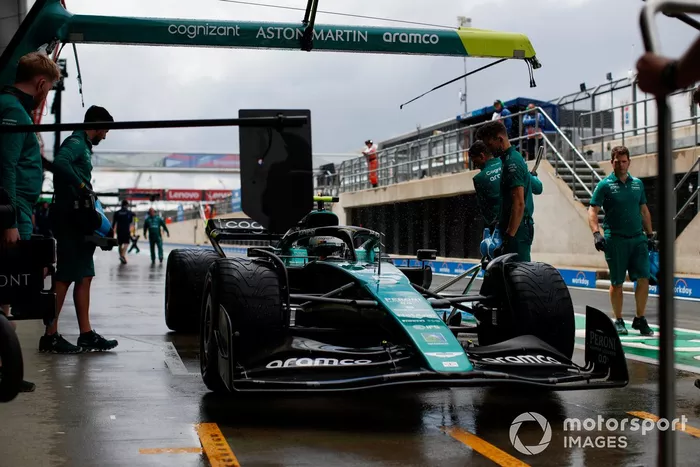 Sebastian Vettel, Aston Martin AMR22, en pits