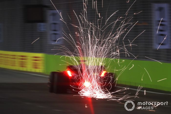 Daniel Ricciardo, McLaren MCL36, echa chispas