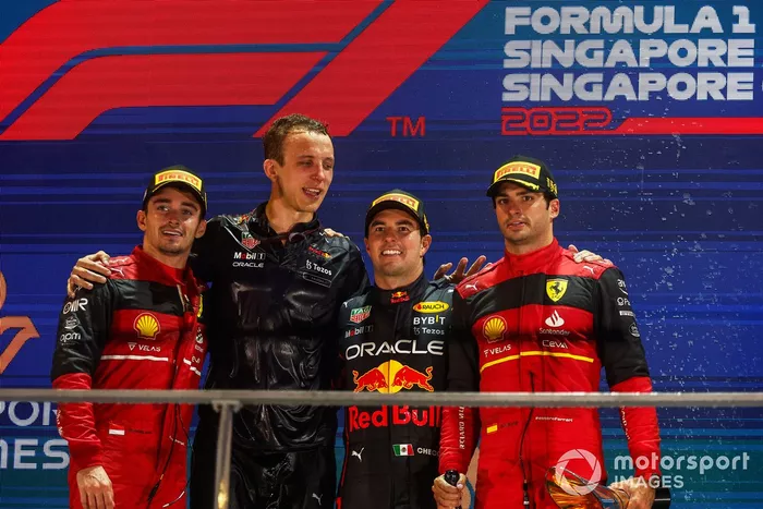 Podio: segundo lugar Charles Leclerc, Ferrari, ganador Sergio Pérez, Red Bull Racing, tercer lugar  Carlos Sainz, Ferrari