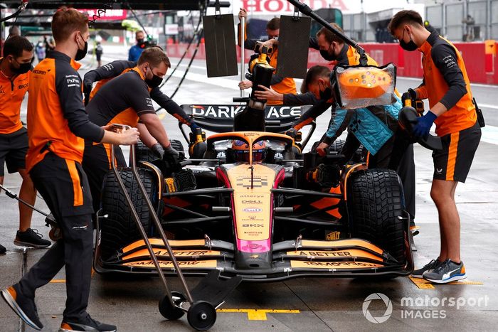 Mecánicos en el pit lane con Daniel Ricciardo, McLaren MCL36