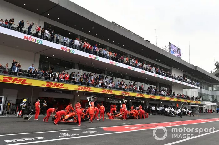 Sebastian Vettel, Ferrari SF90, y Charles Leclerc, Ferrari SF90, son devueltos al garaje