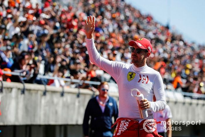 Sebastian Vettel, Ferrari, en el desfile de pilotos