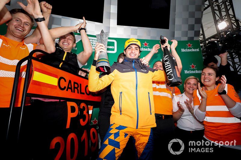 Carlos Sainz Jr, McLaren celebra su tercera posición en el podio con el equipo McLaren