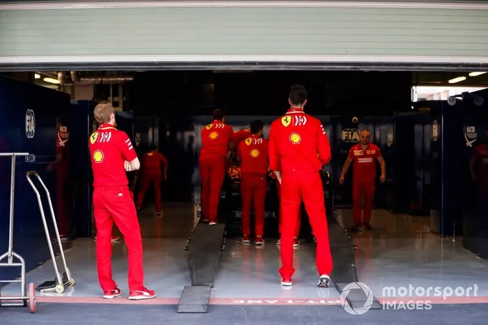 Una Ferrari SF90 alle verifiche tecniche