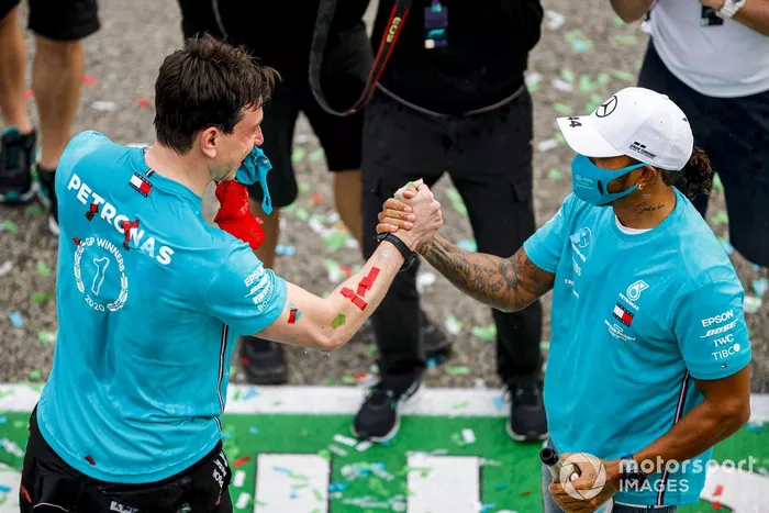 Toto Wolff, Direttore Esecutivo, Mercedes AMG, e Lewis Hamilton, Mercedes-AMG F1, 1 ° posto, festeggiano il settimo titolo consecutivo nel Campionato Costruttori
