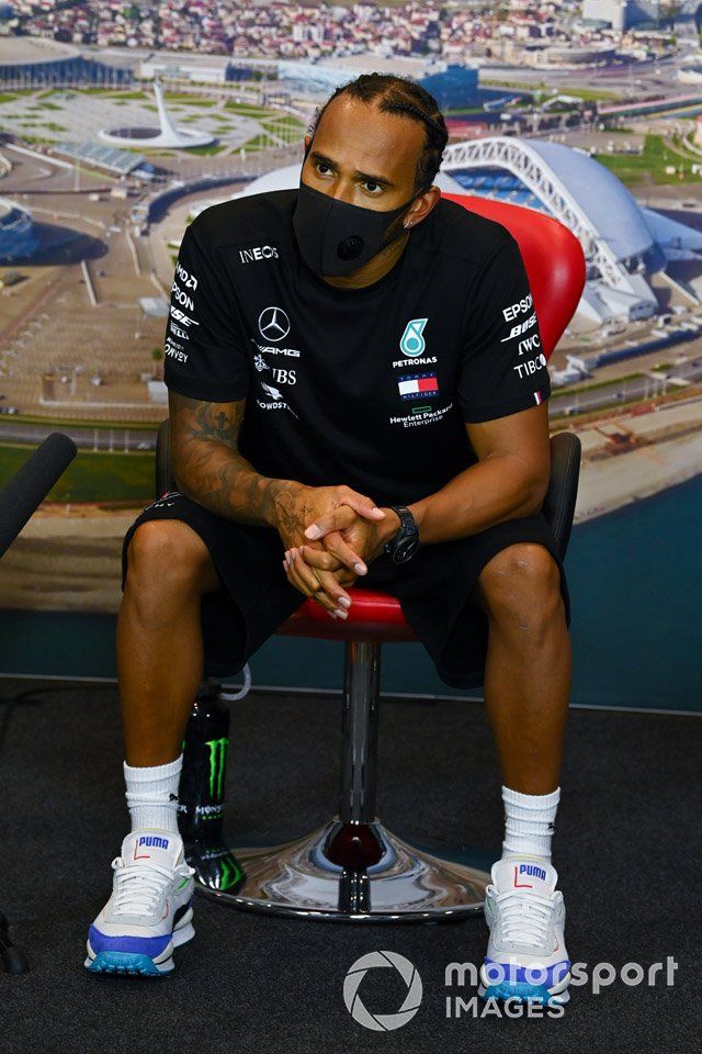Lewis Hamilton, Mercedes-AMG F1 en la conferencia de prensa 