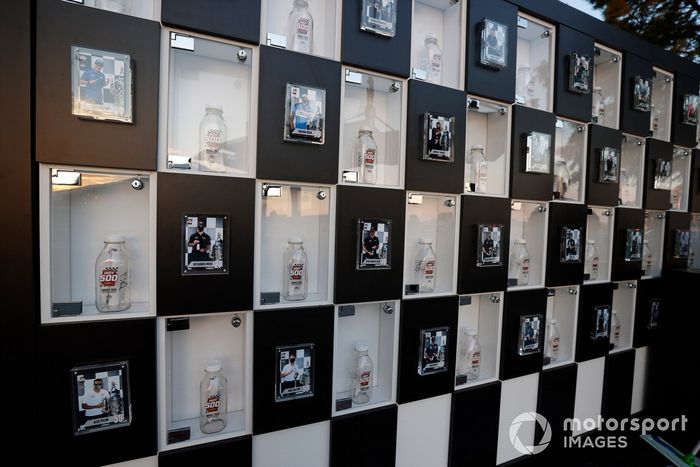 Pilotos y botellas de leche