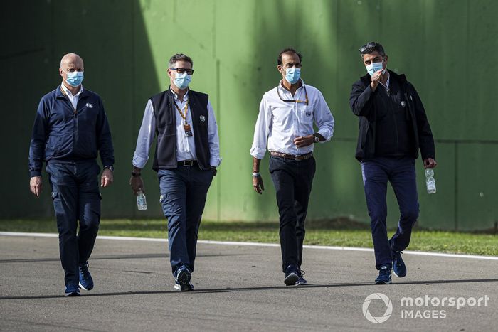 Michael Masi, director de carrera de la FIA, reconociendo la pista