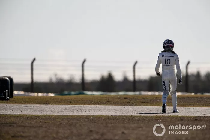 Pierre Gasly, AlphaTauri, fuera de su monoplaza después de un problema técnico que resultó en un incendio
