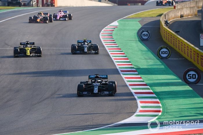 Lewis Hamilton, Mercedes F1 W11, Daniel Ricciardo, Renault F1 Team R.S.20, Valtteri Bottas, Mercedes F1 W11