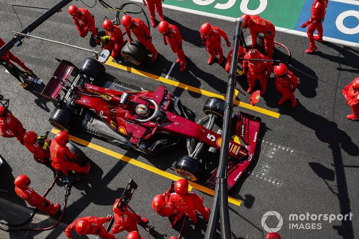Sebastian Vettel, Ferrari SF1000, en pits