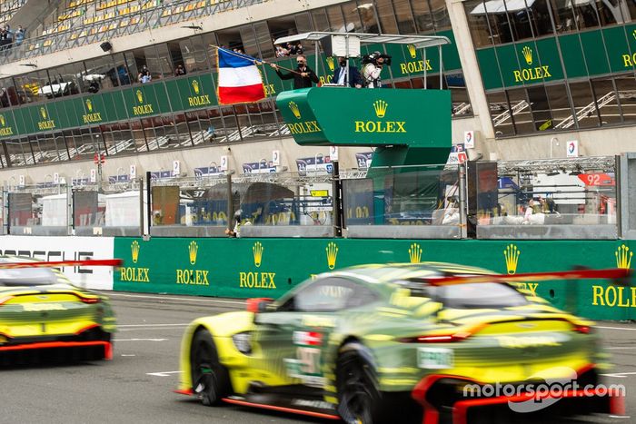 Carlos Tavares ondea la bandera de salida de las 24 horas de Le Mans