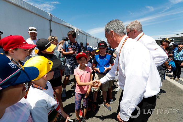 Chase Carey, presidente de la F1,y  Ross Brawn, director de la FOM, se encuentran con los niños de la parrilla