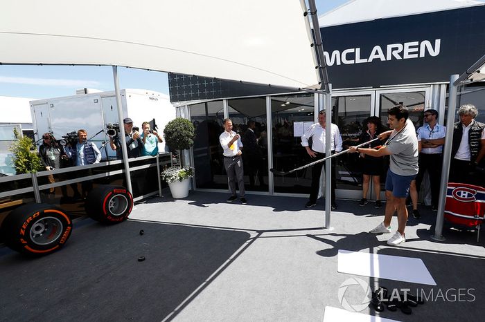 Eric Boullier, director de McLaren, observa a Max Pacioretty, jugador de hockey