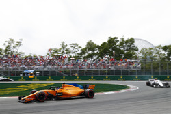 Fernando Alonso, McLaren MCL33, voor Charles Leclerc, Sauber C37