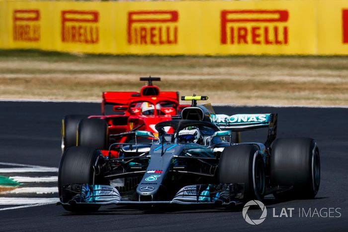 Valtteri Bottas, Mercedes AMG F1 W09, y Sebastian Vettel, Ferrari SF71H