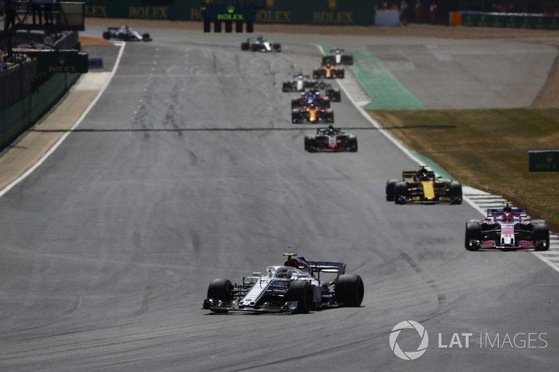 Charles Leclerc, Sauber C37, devant Esteban Ocon, Force India VJM11, et Carlos Sainz Jr., Renault Sport F1 Team R.S. 18