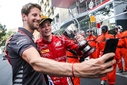 Гонщик Charouz Racing System Луи Делетраз и пилот Haas F1 Team Ромен Грожан