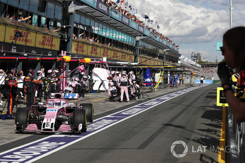 Sergio Perez, Force India VJM11 Mercedes, au stand