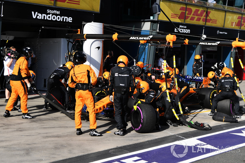 Fernando Alonso, McLaren MCL33 pit stop