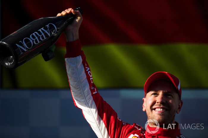 Podio: ganador de la carrera Sebastian Vettel, Ferrari