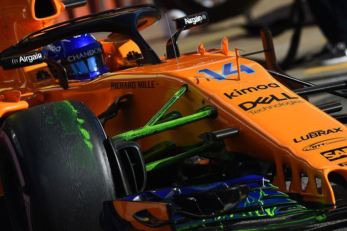 Fernando Alonso, McLaren MCL33 con pintura en la suspensión delantera.