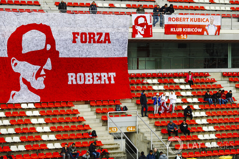 Fans of Robert Kubica, Williams, display a banner