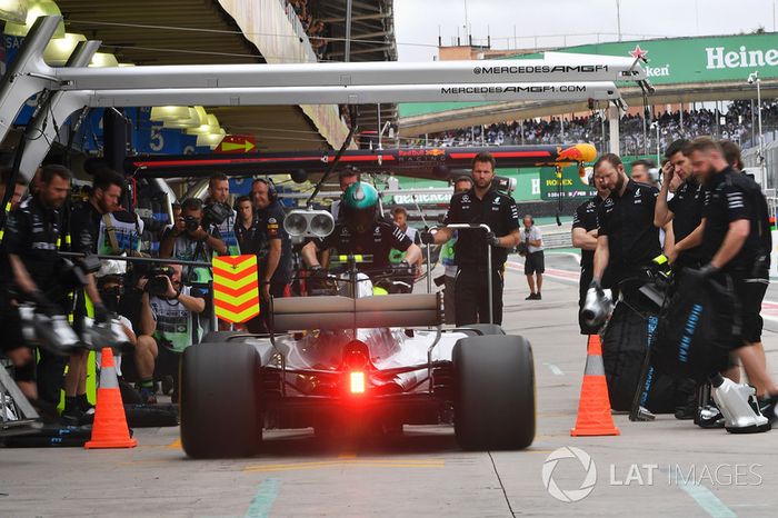 Valtteri Bottas, Mercedes-Benz F1 W08  pit stop