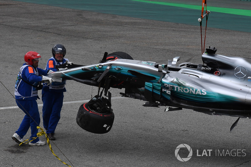 The crashed car of Lewis Hamilton, Mercedes-Benz F1 W08  is recovered in Q1