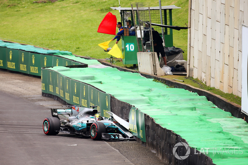 Lewis Hamilton, Mercedes AMG F1 W08, choque y sacan la bandera roja