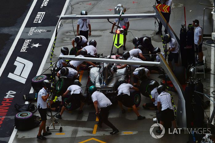 Valtteri Bottas, Mercedes-AMG F1 W09 pit stop