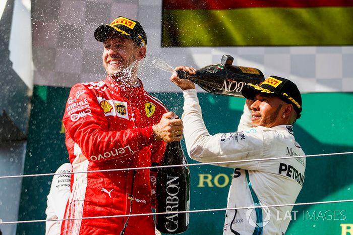 Sebastian Vettel, Ferrari celebra en el podio con Lewis Hamilton, Mercedes AMG F1