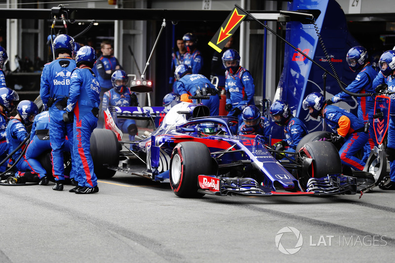 Brendon Hartley, Toro Rosso STR13 Honda, pit stop