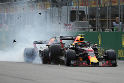 Crash Max Verstappen en Daniel Ricciardo, Red Bull Racing RB14