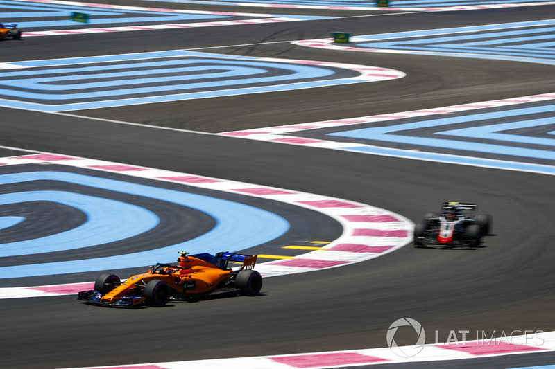 Stoffel Vandoorne, McLaren MCL33, devant Kevin Magnussen, Haas F1 Team VF-18