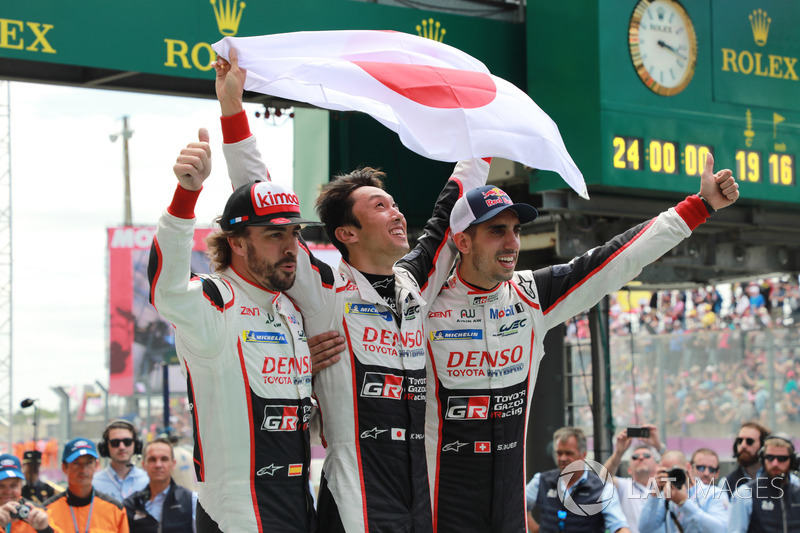 I vincitori #8 Toyota Gazoo Racing Toyota TS050: Sébastien Buemi, Kazuki Nakajima, Fernando Alonso