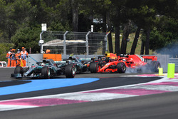 Lewis Hamilton, Mercedes-AMG F1 W09 mène au départ alors que Sebastian Vettel, Ferrari SF71H bloque une roue et percute Valtteri Bottas, Mercedes-AMG F1 W09