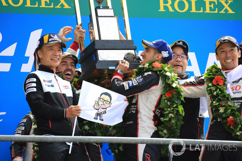 Podio general: ganadores Sébastien Buemi, Kazuki Nakajima, Fernando Alonso, Toyota Gazoo Racing