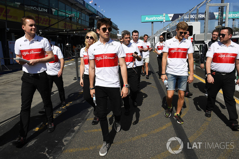 Charles Leclerc, Alfa Romeo Sauber F1 Team e Marcus Ericsson, Alfa Romeo Sauber F1 Team, camminano lungo il circuito
