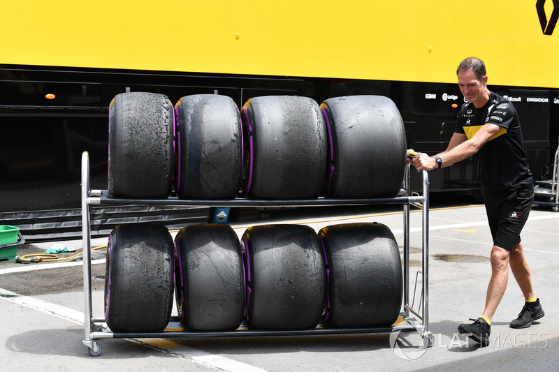 Renault Sport F1 Team mechanic and Pirelli tyres