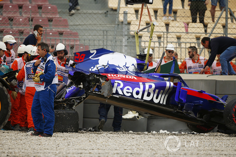 Mobil Brendon Hartley Toro Rosso STR13 hancur setelah kecelakaan