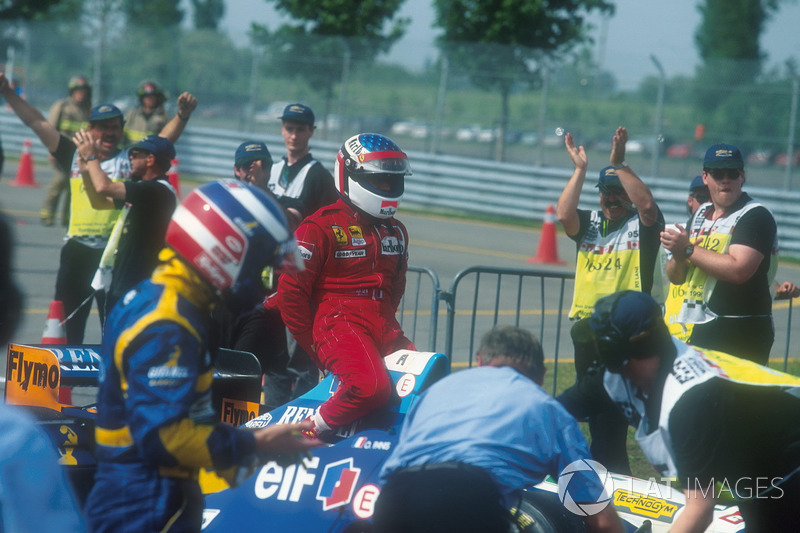 Montreal 1995: Jean Alesi (Ferrari) menumpang Michael Schumacher (Benetton)