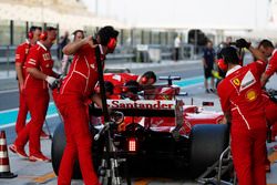 Kimi Raikkonen, Ferrari SF70H, pit stop action