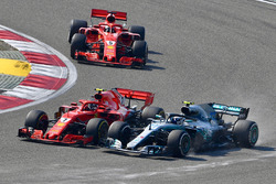 Kimi Raikkonen, Ferrari SF71H ve Valtteri Bottas, Mercedes-AMG F1 W09 EQ Power+