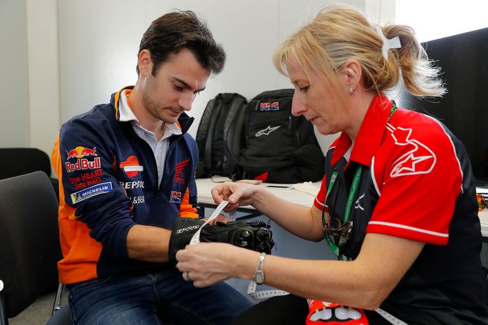Dani Pedrosa, Repsol Honda Team con guantes