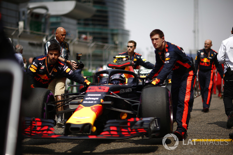 Max Verstappen, Red Bull Racing RB14 Tag Heuer, arrives on the grid