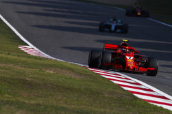 Kimi Raikkonen, Ferrari SF71H, Lewis Hamilton, Mercedes AMG F1 W09