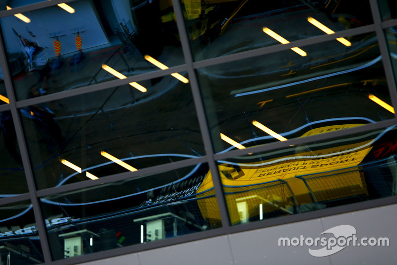 Riflesso del muretto box Renault