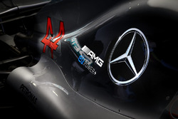 Un capot moteur de la monoplace de Lewis Hamilton, Mercedes AMG F1 W09, sur lequel apparaît le logo AMG Mercedes