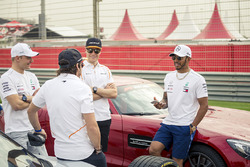 Фернандо Алонсо, McLaren, Валттері Боттас, Mercedes-AMG F1, Льюіс Хемілтон, Mercedes-AMG F1, та Стоф
